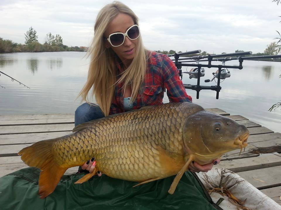 Carp Girl Fishing - carp-girl-fishing-0021.bmp